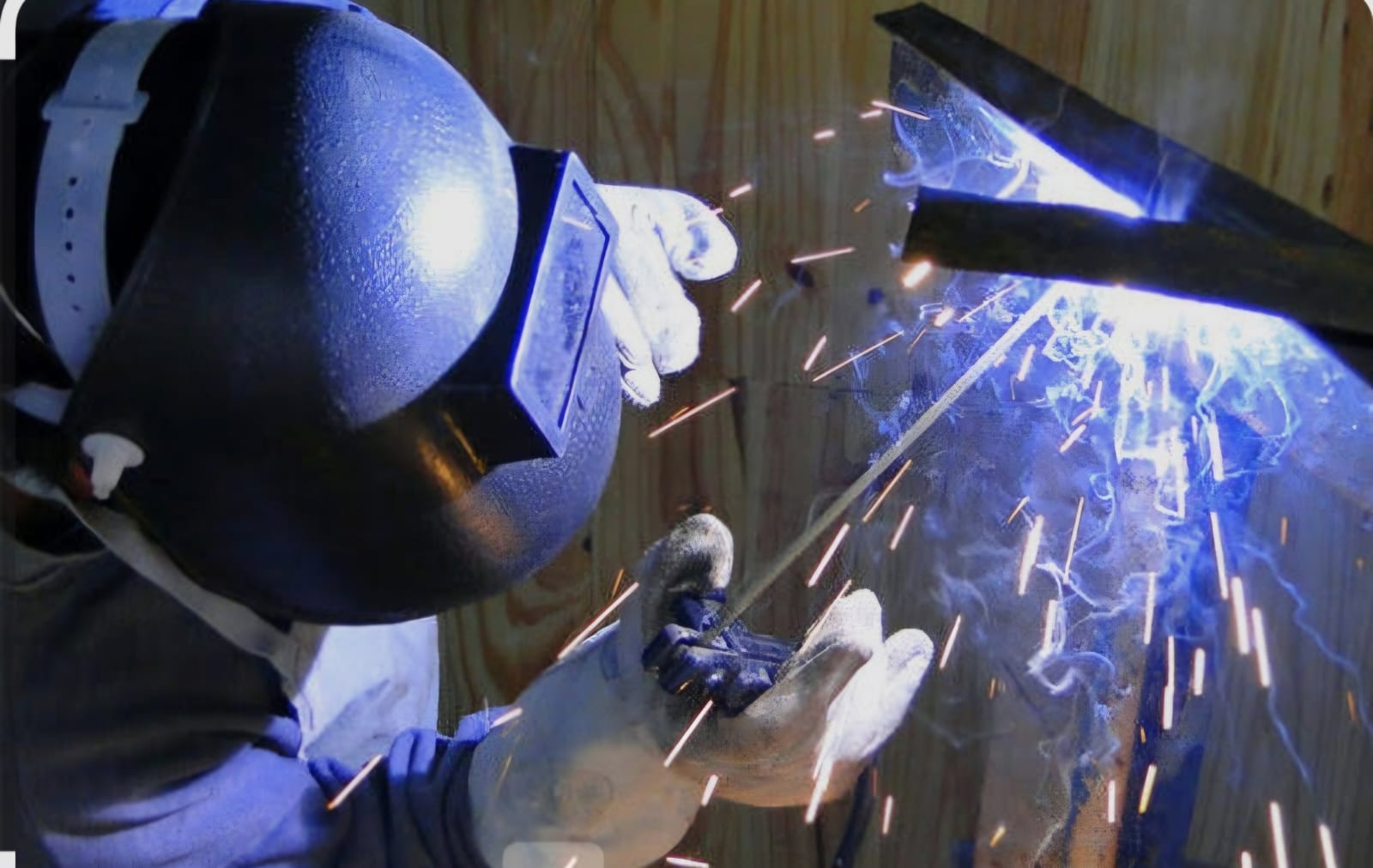 Soldador industrial trabalhando com precisão